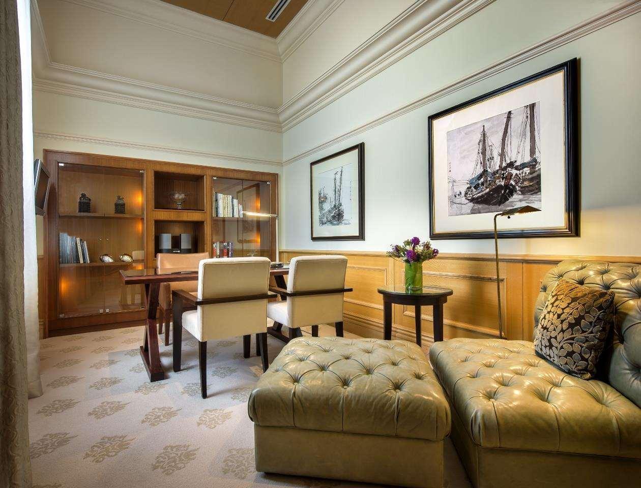 The Fullerton Hotel Сінгапур Екстер'єр фото The interior of a suite at the Mandarin Oriental, Hong Kong