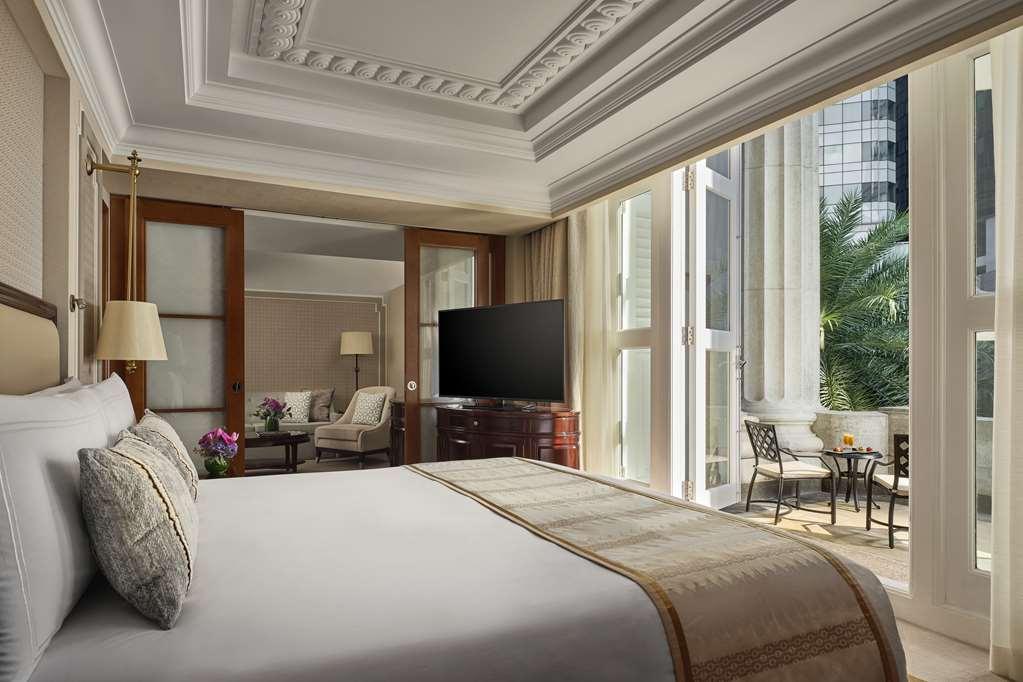 The Fullerton Hotel Сінгапур Екстер'єр фото A bedroom at The St. Regis Mumbai