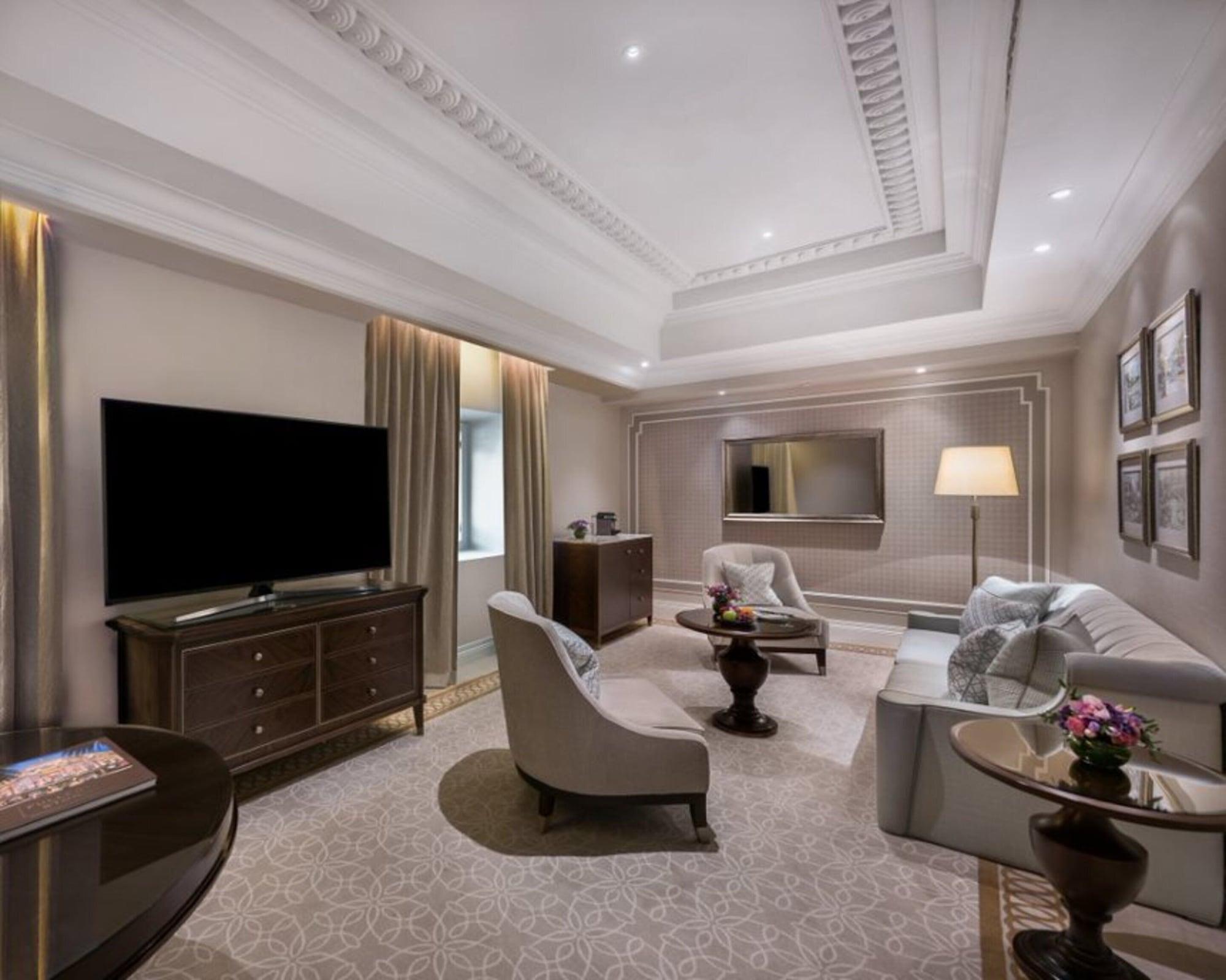 The Fullerton Hotel Сінгапур Екстер'єр фото A living room in a suite at the Ritz-Carlton, Kuala Lumpur