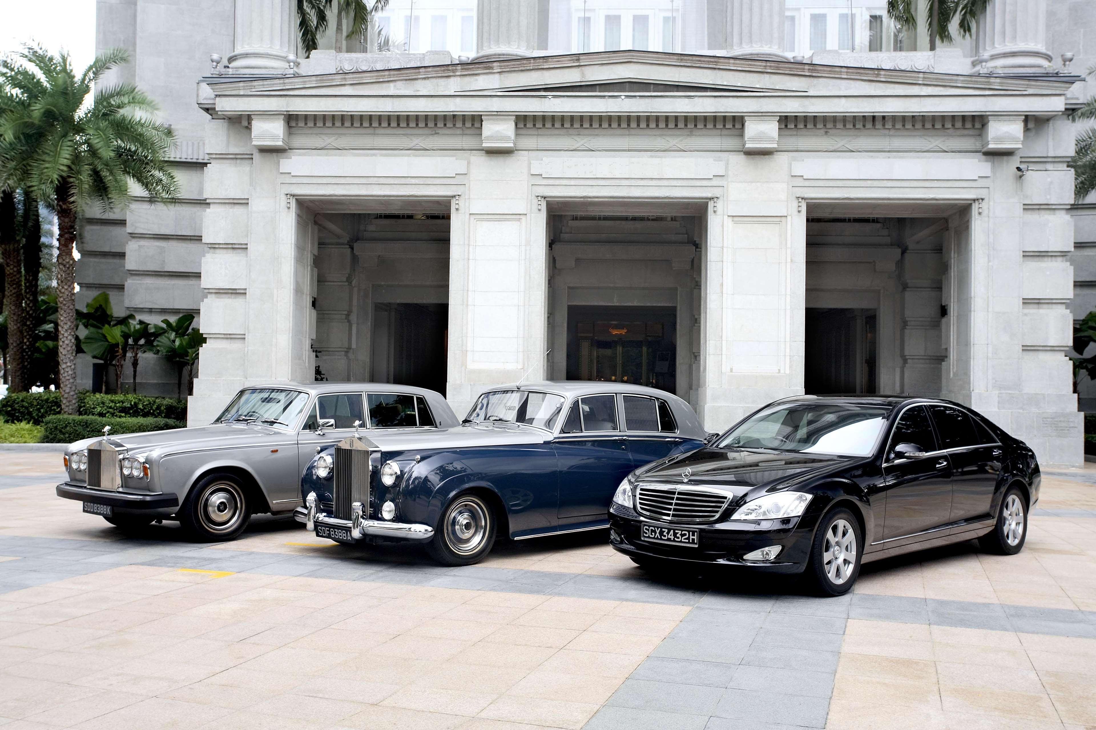 The Fullerton Hotel Сінгапур Екстер'єр фото Mercedes-Benz S-Class, Rolls-Royce Phantom and Rolls-Royce Silver Shadow